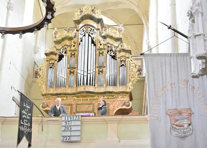 Orgelbauer Hermann Binder und Organistin Liv ...