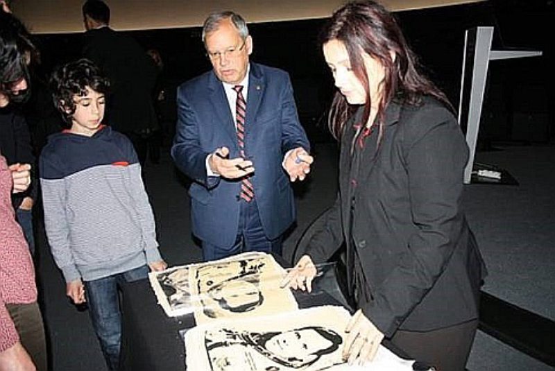 Kosmonaut Dumitru Prunariu mit Ionela van Rees ...
