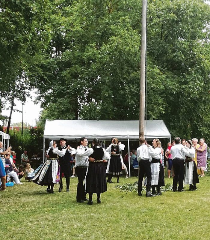 Tanz unter dem Kronenbaum in Regensburg. Fotos: ...