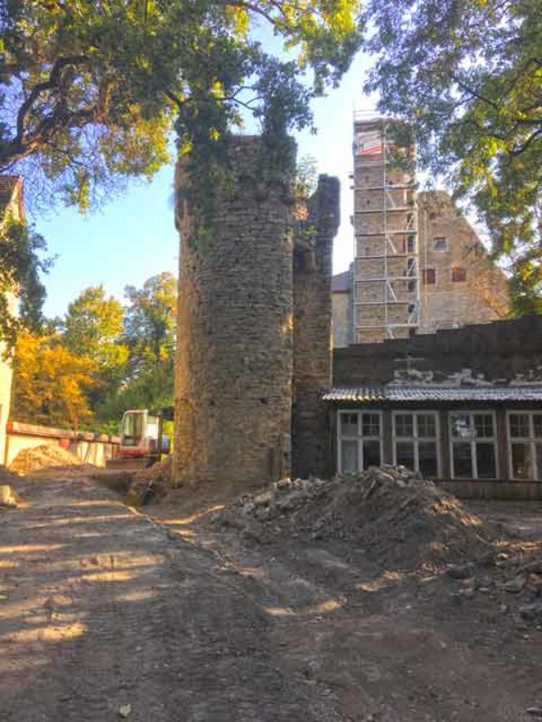 Gasleitungen werden hinter dem Schloss verlegt. ...