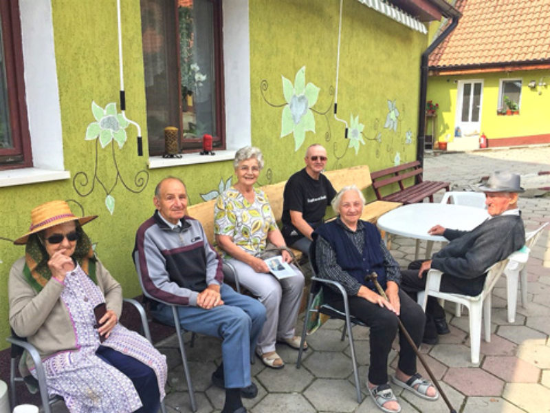 Einige Bewohner des Altenheims mit Elfriede ...