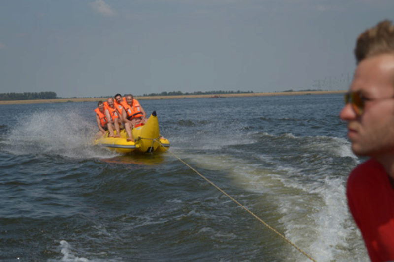 Wassersport auf der Banane. Foto: Manuel Krafft ...