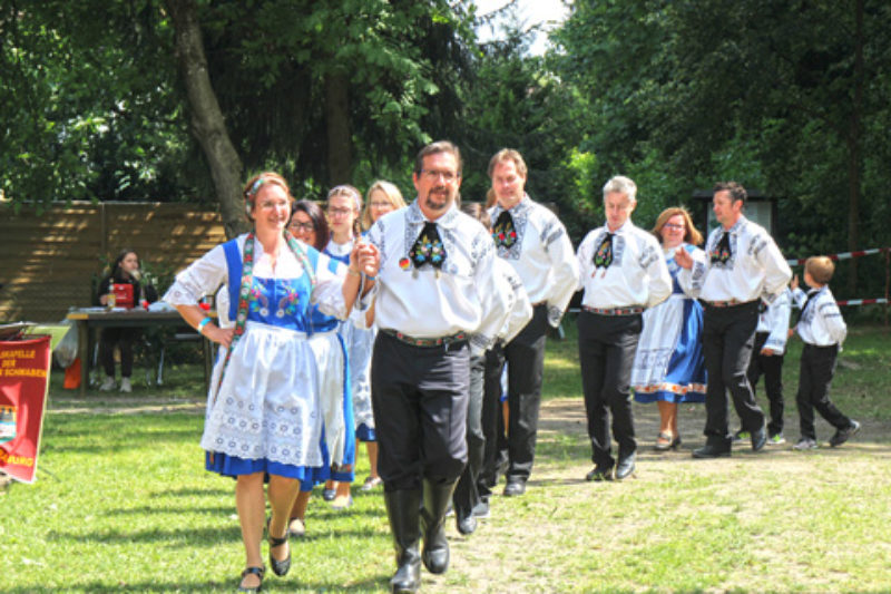 Aufmarsch der Trachtentrger beim Kronenfest in ...