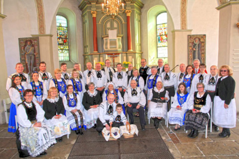 Viele Besucher feierten den Gottesdienst in ...