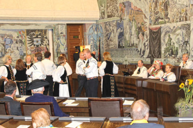 Die Siebenbrger Volkstanzgruppe Rottendorf zeigt ...