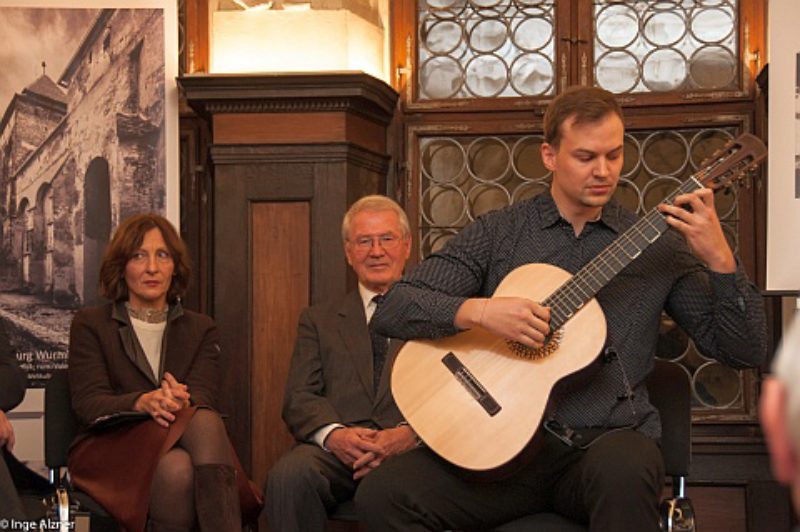 Johannes Knel bezaubert die Zuhrer. Foto: Inge ...