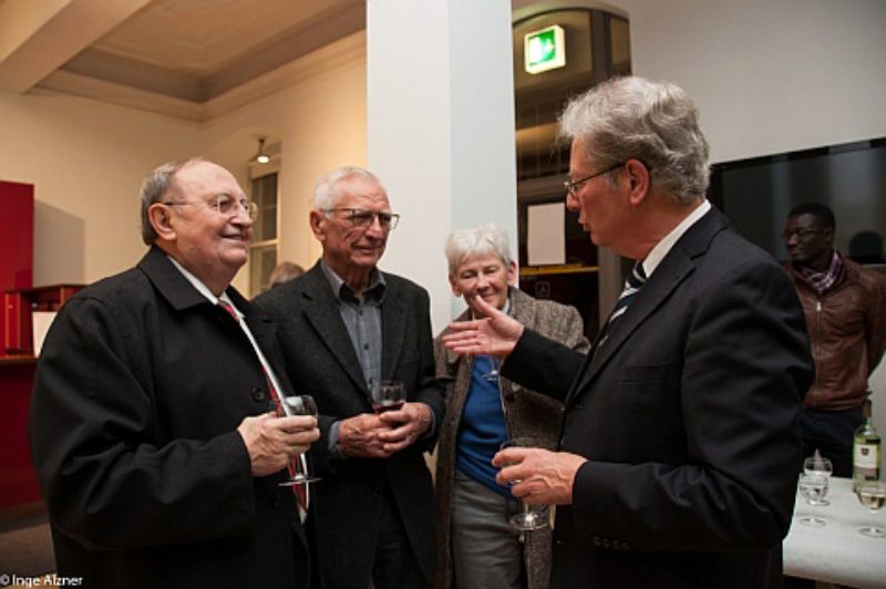 Prof. Jrgen van Buer (rechts) im Gesprch mit ...