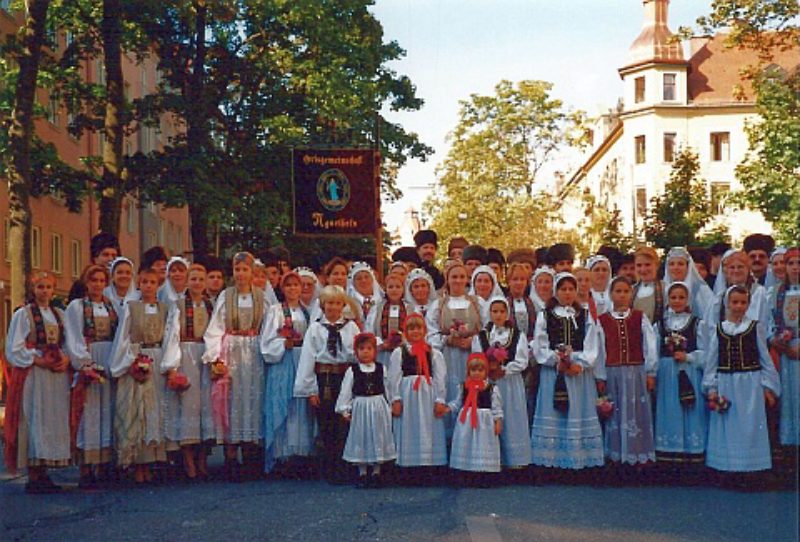 Agnethler Jugendliche beim Oktoberfestumzug 1999 ...