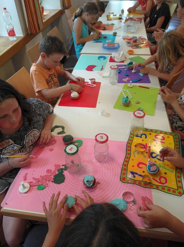 Fondant: Fleiig verzieren die Kinder die Muffins ...