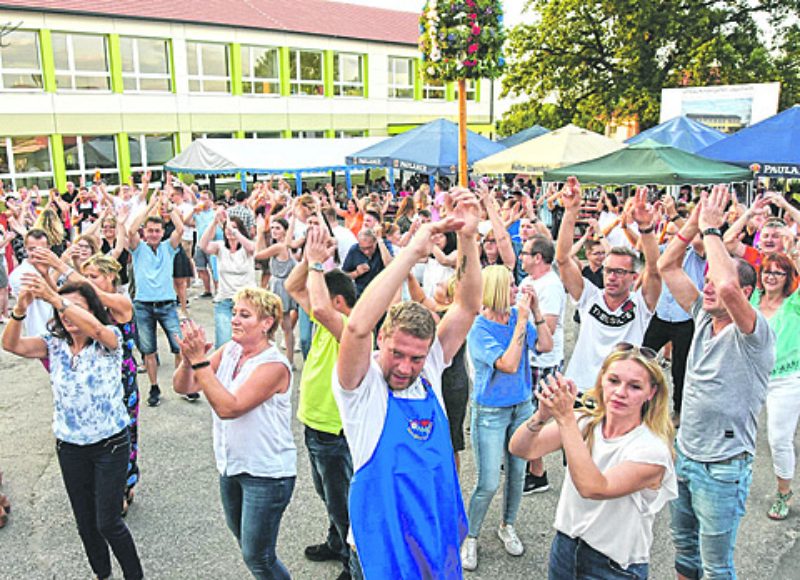 Beste Tanzstimmung unter dem Kronenbaum in ...