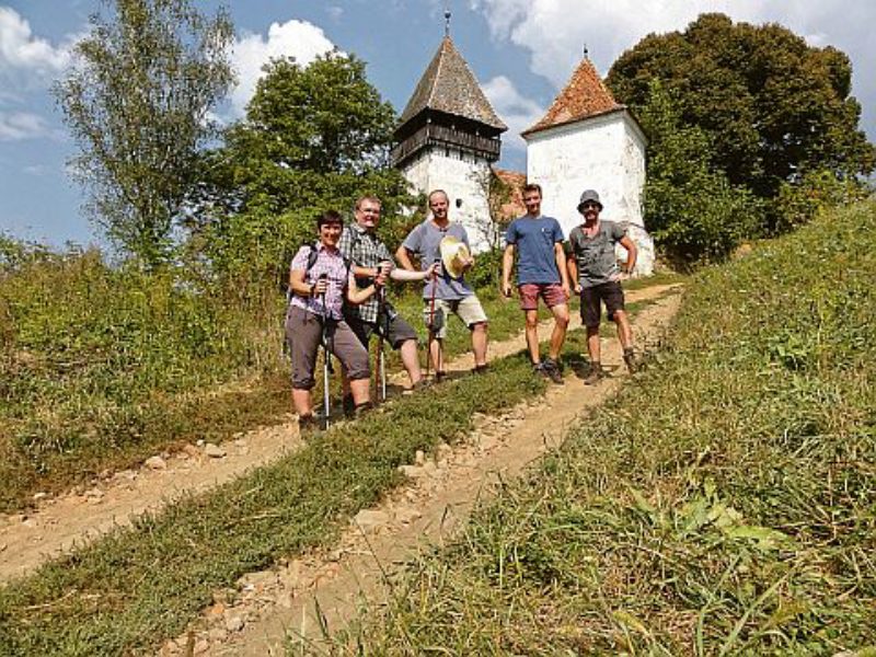 Der Frster Tobias Schramm (Bildmitte) bietet in ...