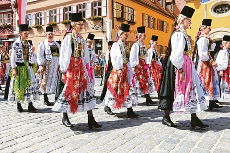 Der Festumzug mit ber 3.200 Trachtentrgern ...