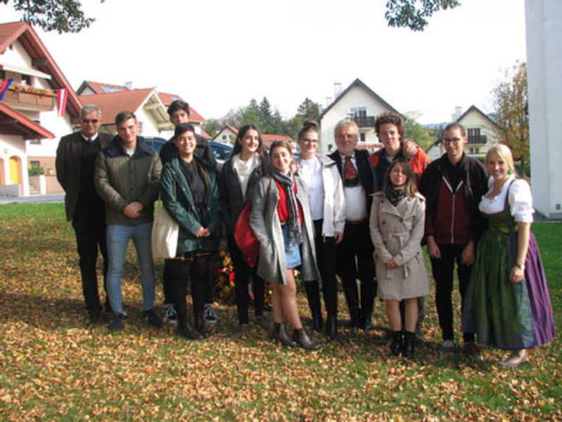 Gruppenbild in Elixhausen, von links: Pfarrer ...