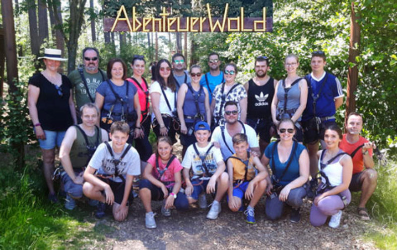 Die Tanzgruppe Nrnberg vor dem Abenteuerwald ...