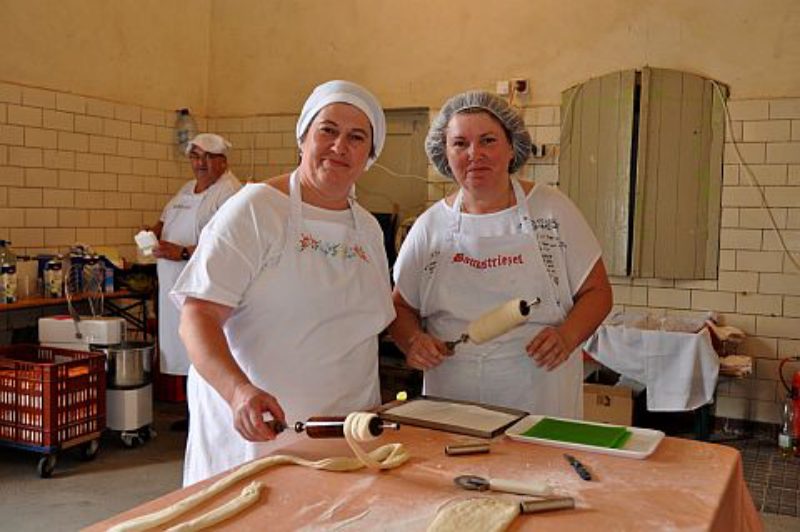 Familie Faff beim Baumstriezelbacken ...