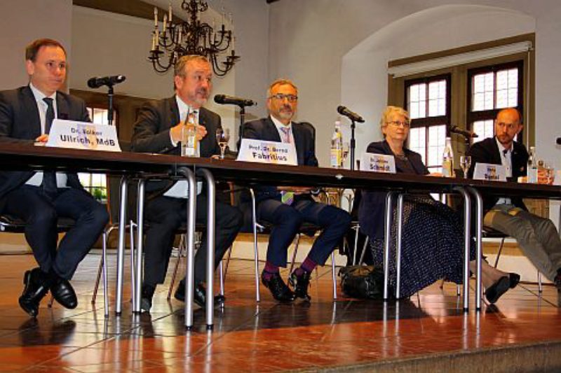 Die Teilnehmer der Podiumsdiskussion ...