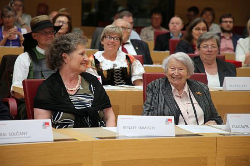 Olga Sippl (rechts), mit 98 Jahren ltestes ...