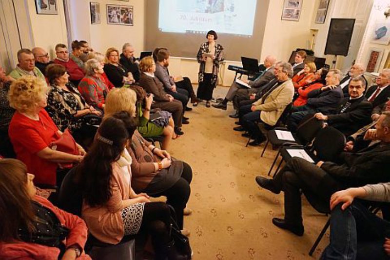 Chefredakteurin Rohtraut Wittstock vor den ...