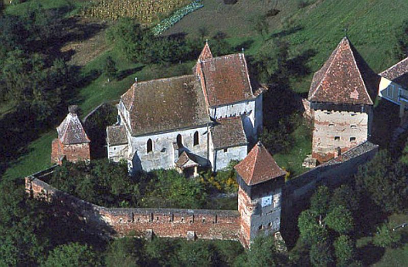 Die Kirchenburg in Almen, Luftbildaufnahme von ...
