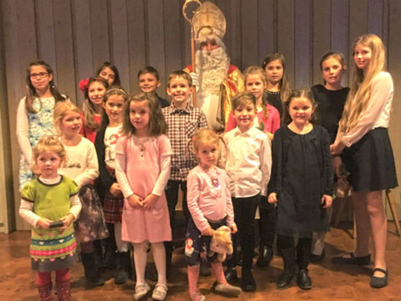 Die Kindertanzgruppe Augsburg mit dem Nikolaus. ...