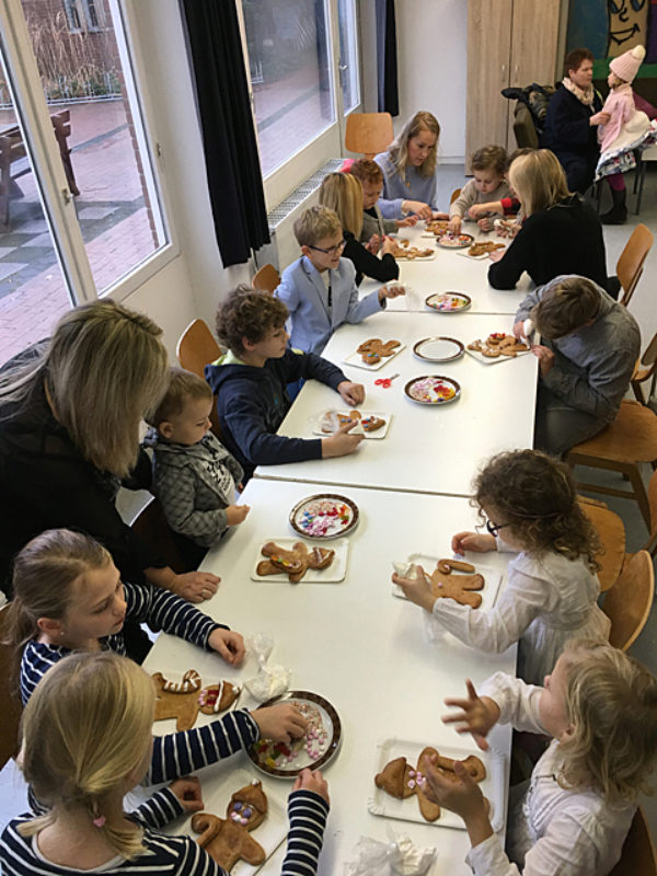 Die Kinder dekorieren Pfefferkuchenmnner. Foto: ...
