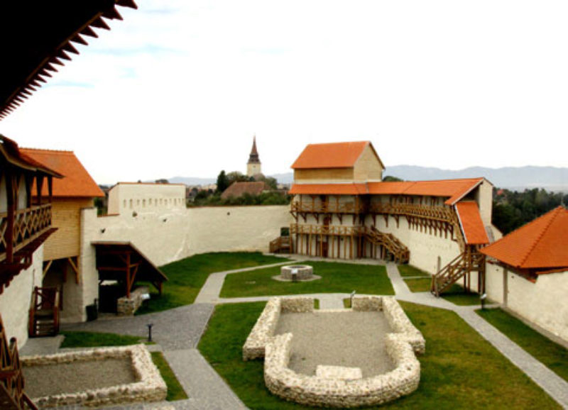 Heutige Ansicht der Marienburger Kirchenburg etwa ...