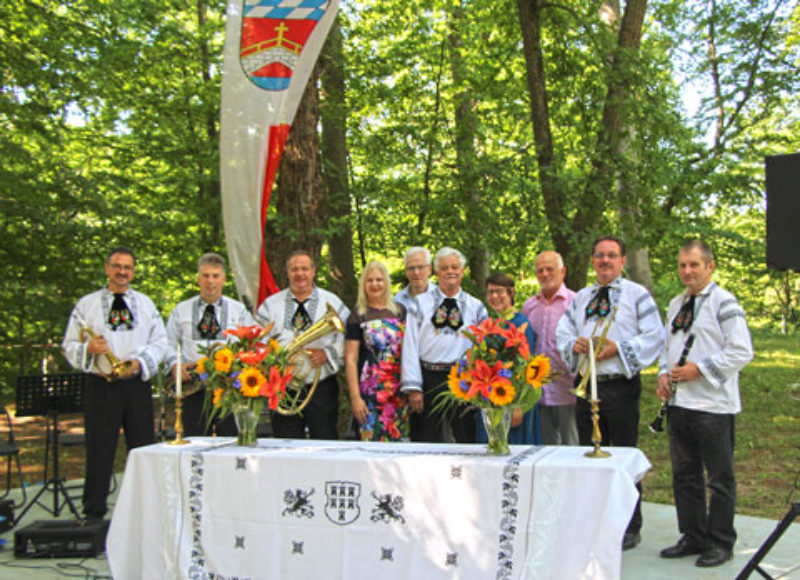 Ehrengste und Musikgruppe beim Waldfest in ...