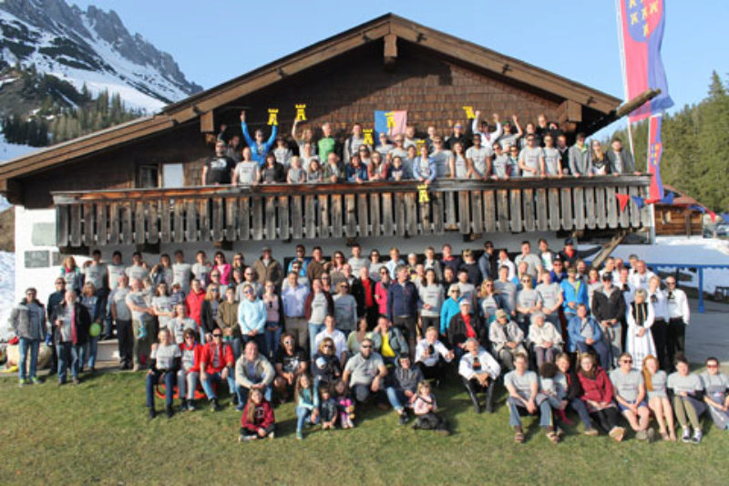 Gruppenbild mit rund 200 Gsten, die das 70 ...