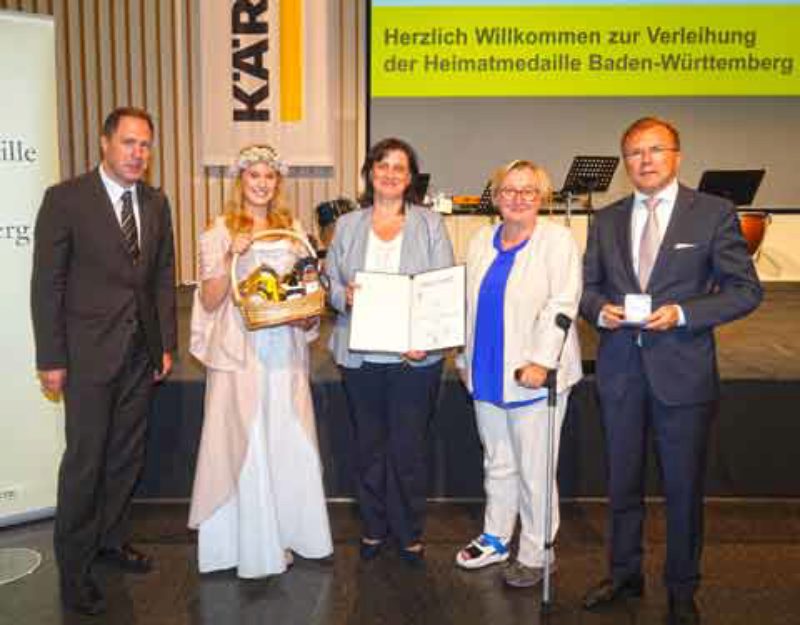 Ines Wenzel (Mitte) wurde mit der Heimatmedaille ...