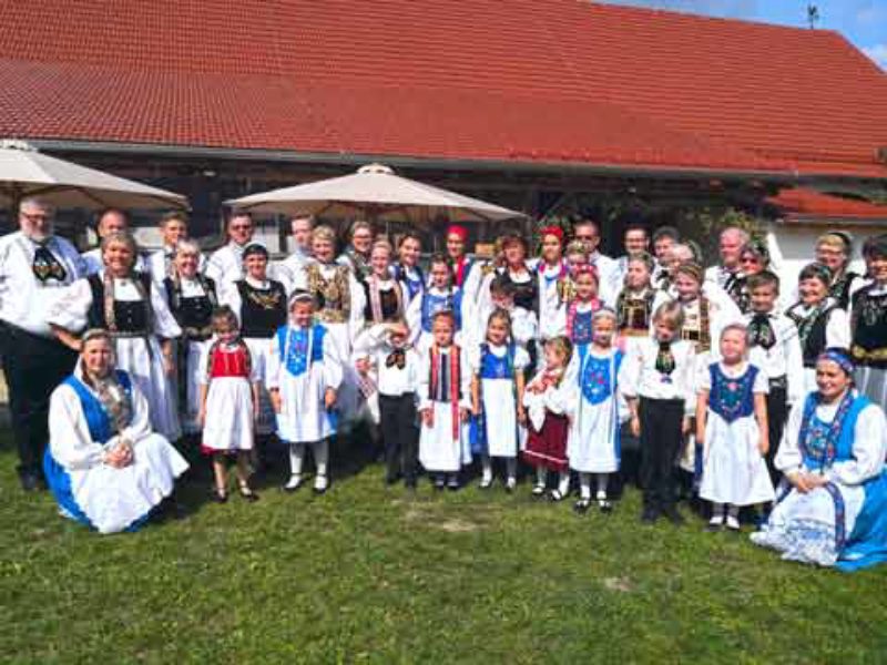 Mitglieder der vier Tanzgruppen Ingolstadt mit ...