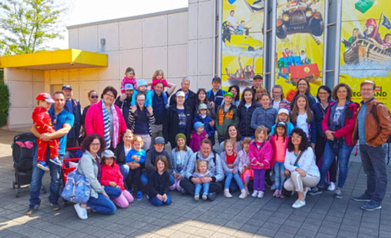 Mitglieder der Kindertanzgruppe Biberach mit ...