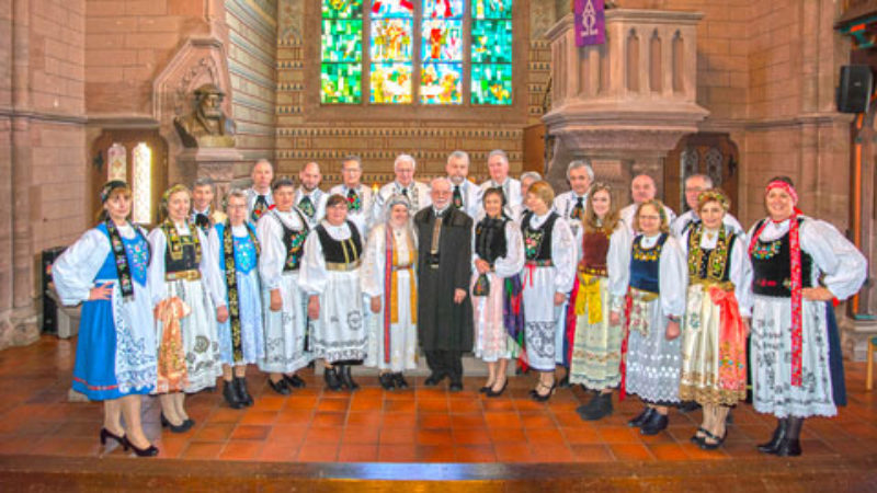 Zahlreiche Trachtentrger beim Gottesdienst der ...