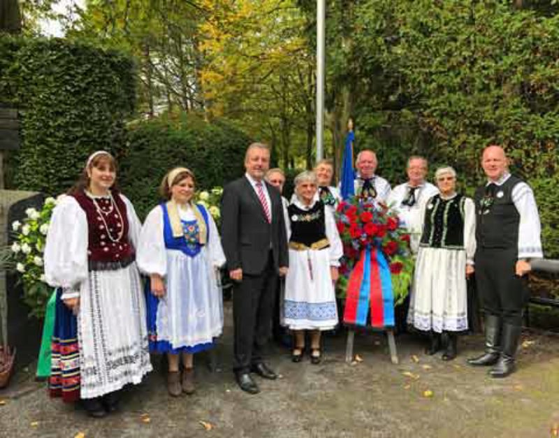 Trachtentrger der Kreisgruppe Leverkusen mit Dr. ...