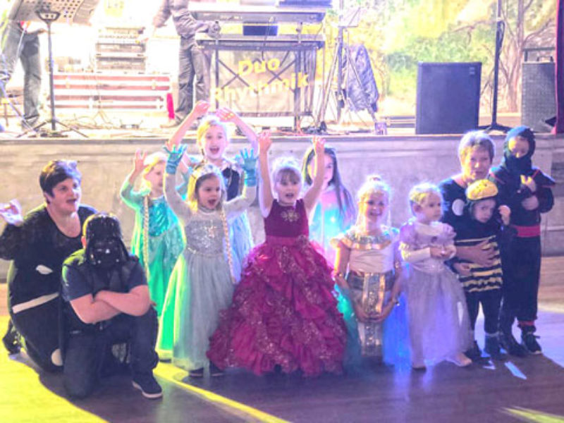 Fasching in Neuburg: Die Kinder zusammen mit ...