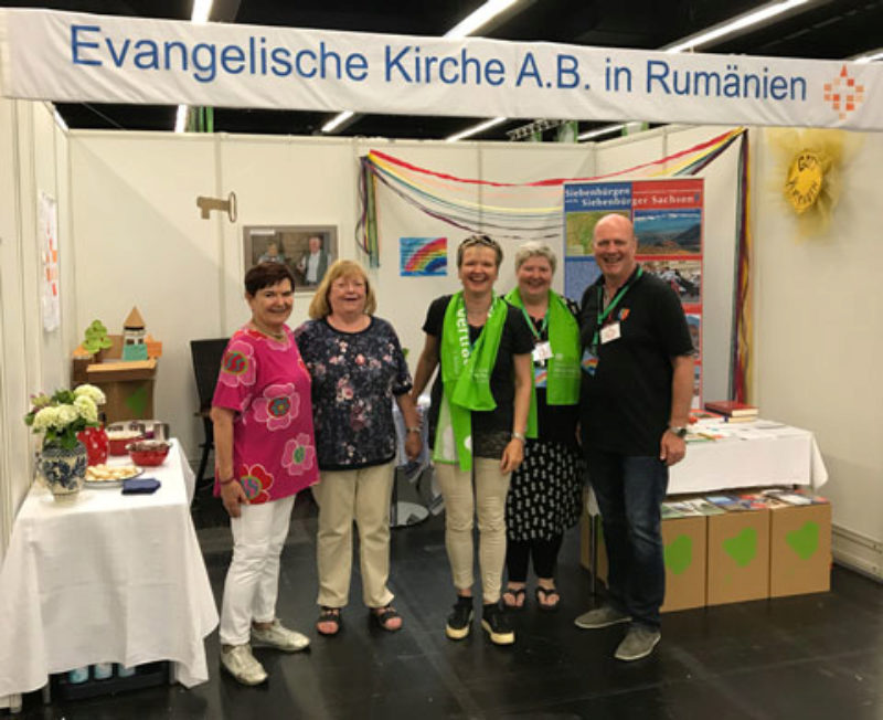 Am Stand der Evangelischen Kirche A.B. in ...