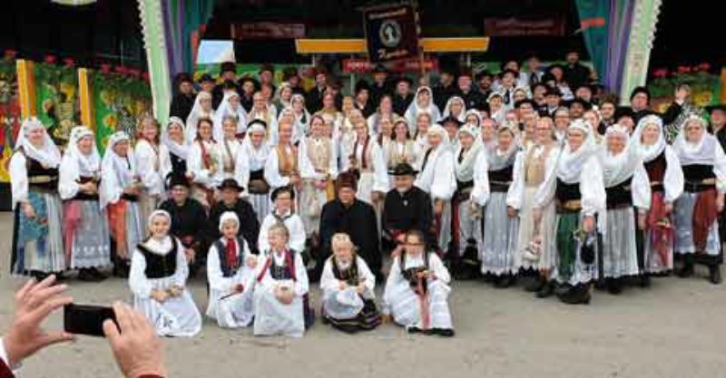 Gruppenbild der Agnethler Trachtenrgerinnen und ...