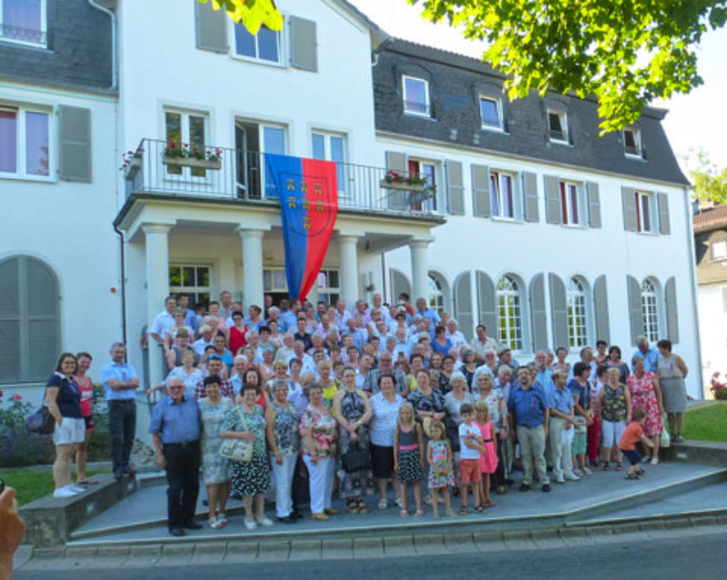 Petersdorfer vor dem Heiligenhof in Bad ...