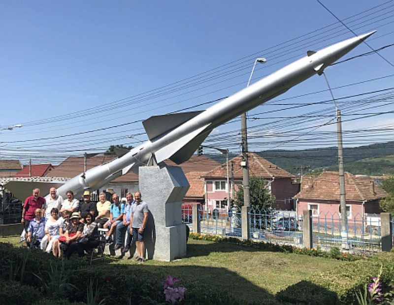 Vor der Rakete im Hof des Hermann-Oberth ...