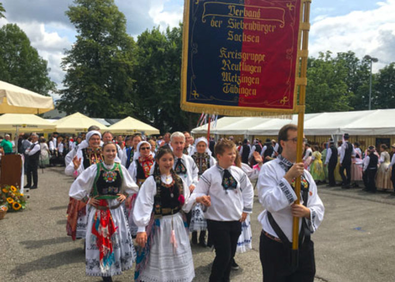 Siebenbrgische Trachtentrger beim Festumzug der ...