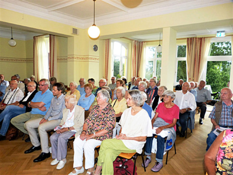 Blick in den voll besetzten Speisesaal. ...