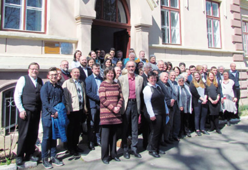 Gruppenbild mit den Teilnehmenden vor dem Eingang ...