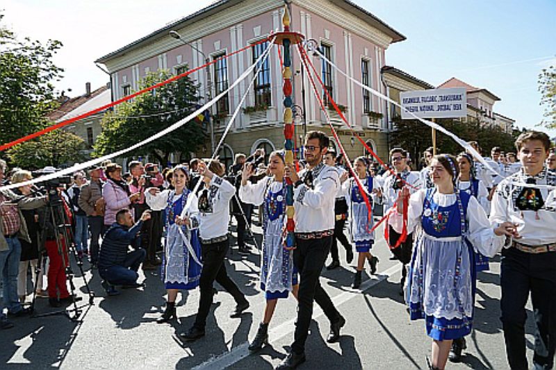 Trachtenzug durch die Innenstadt von Bistritz. ...