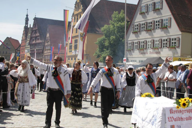 Im groen Festumzug des Heimattages mit der ...