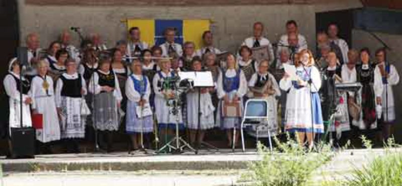 Der Waldkraiburger Chor im Stadtparkpavillon. ...