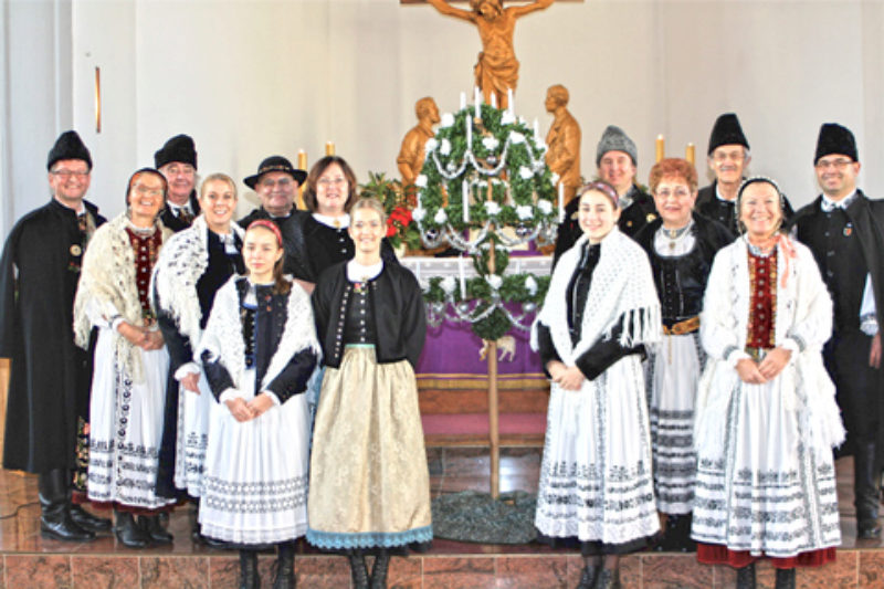 Die Sngerinnen und Snger der Altargruppe mit ...