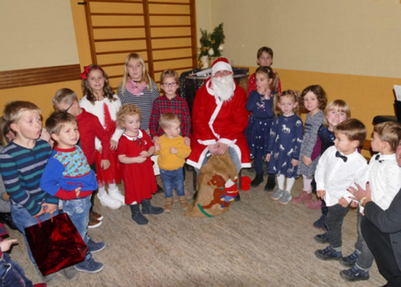 Kinderbescherung bei der Steiner Weihnachtsfeier. ...