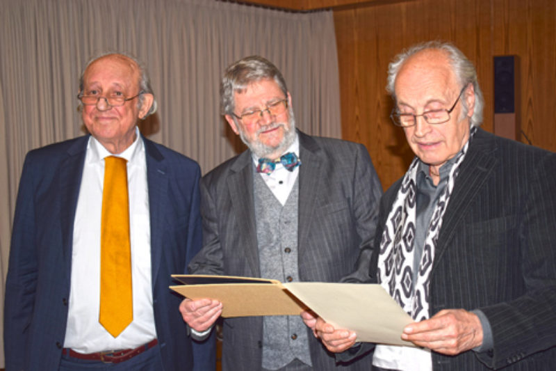 Preistrger Professor Heinz Acker (Mitte) mit Dr. ...