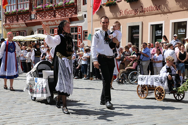 Bei seinem ersten Trachtenumzug in Dinkelsbhl ...