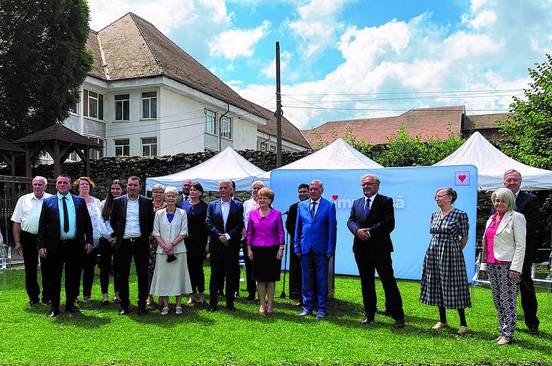 Gruppenbild mit einigen DFDR-Stadt- und ...