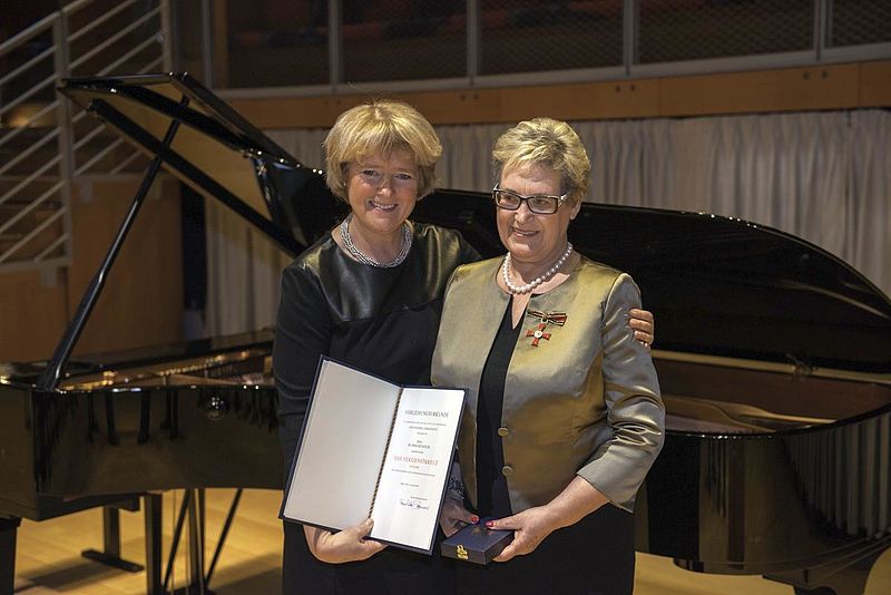 Kulturstaatsministerin Monika Grütters (links) ...
